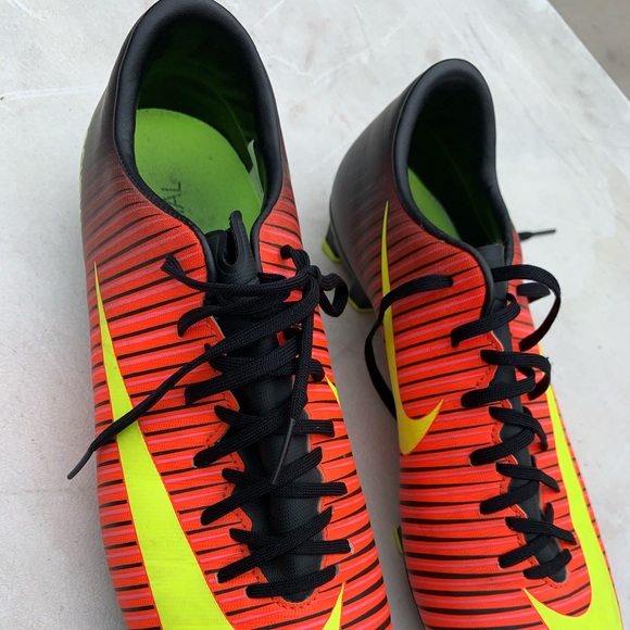 Nike Soccer Cleats - Picture 2 of 4